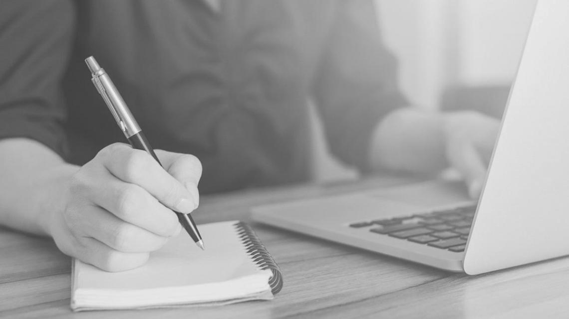 Instruktur menjelaskan konsep gaya hidup sehat dengan diagram visual